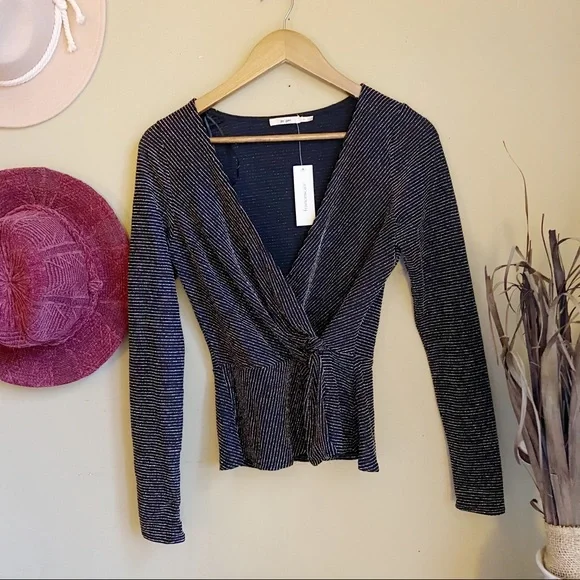 NWT Francesca’s Mia Lurex Twist Front Knit Top | Size Medium - Picture 4 of 10